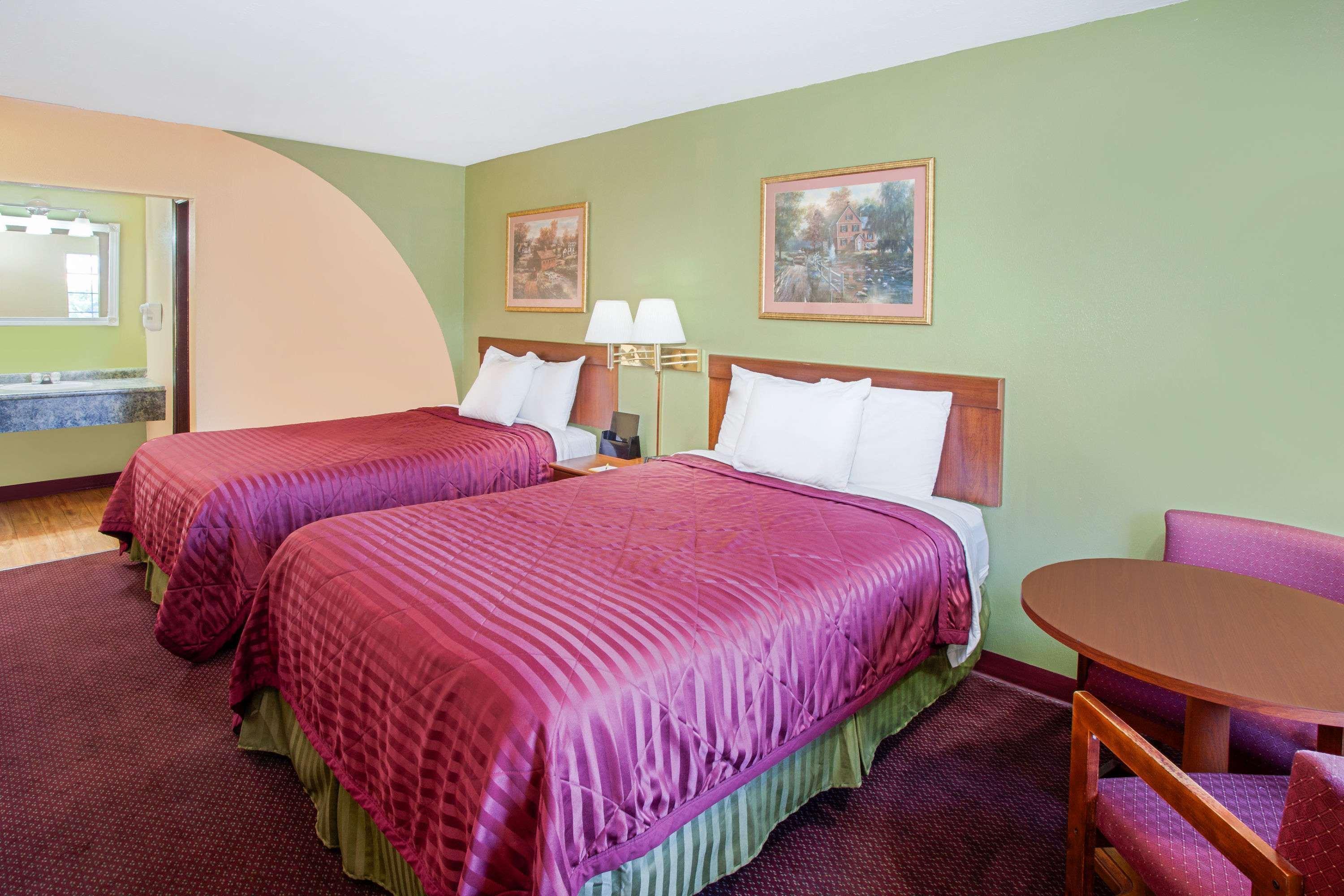 Days Inn & Suites By Wyndham Terre Haute Exteriör bild