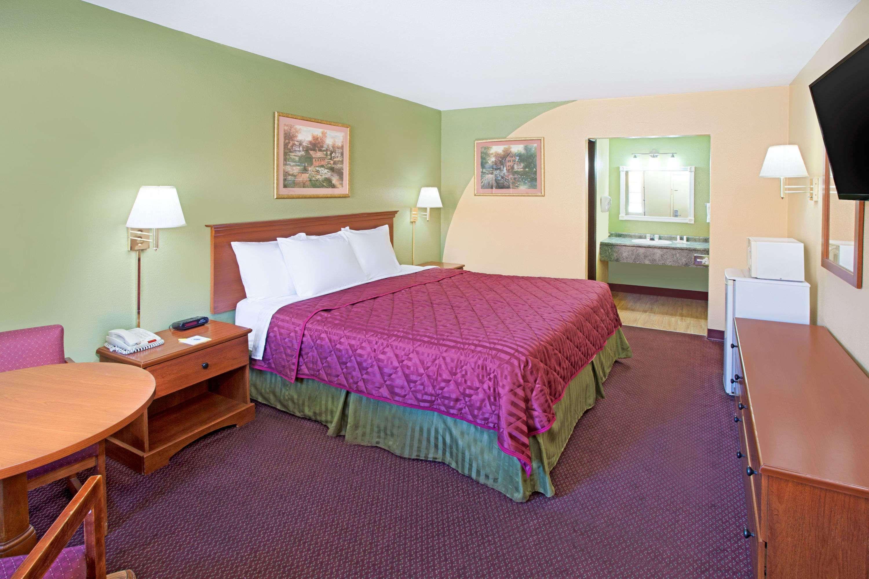 Days Inn & Suites By Wyndham Terre Haute Exteriör bild