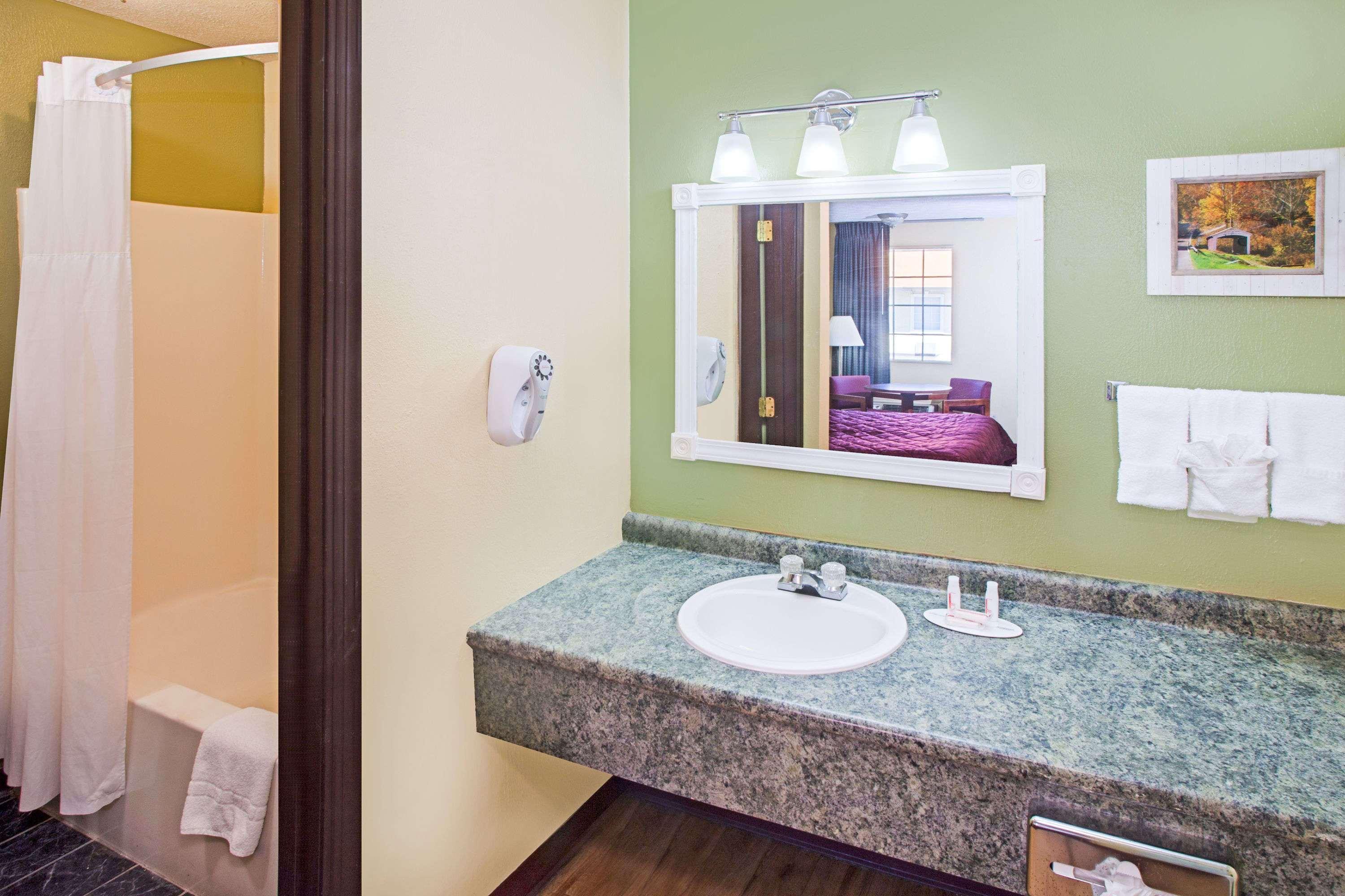 Days Inn & Suites By Wyndham Terre Haute Exteriör bild