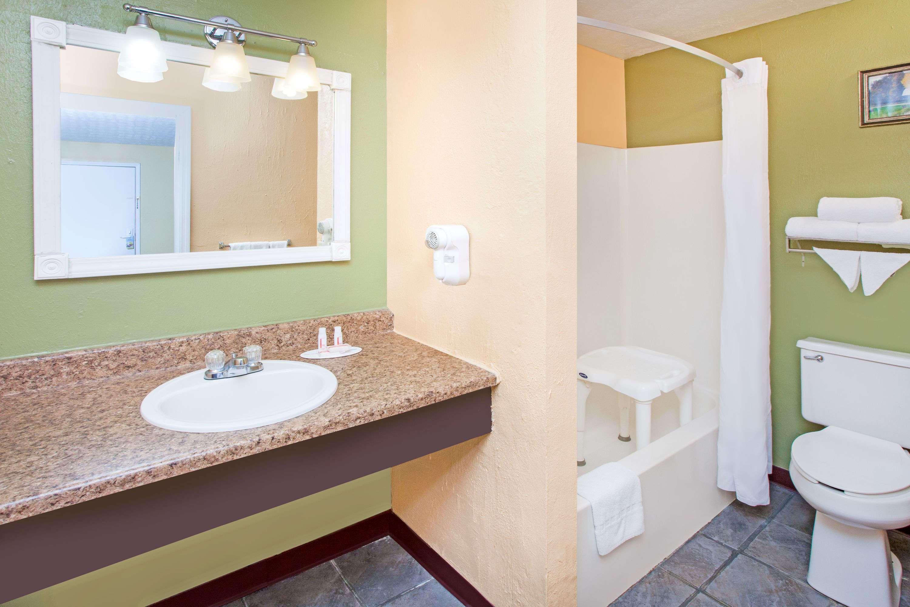 Days Inn & Suites By Wyndham Terre Haute Exteriör bild
