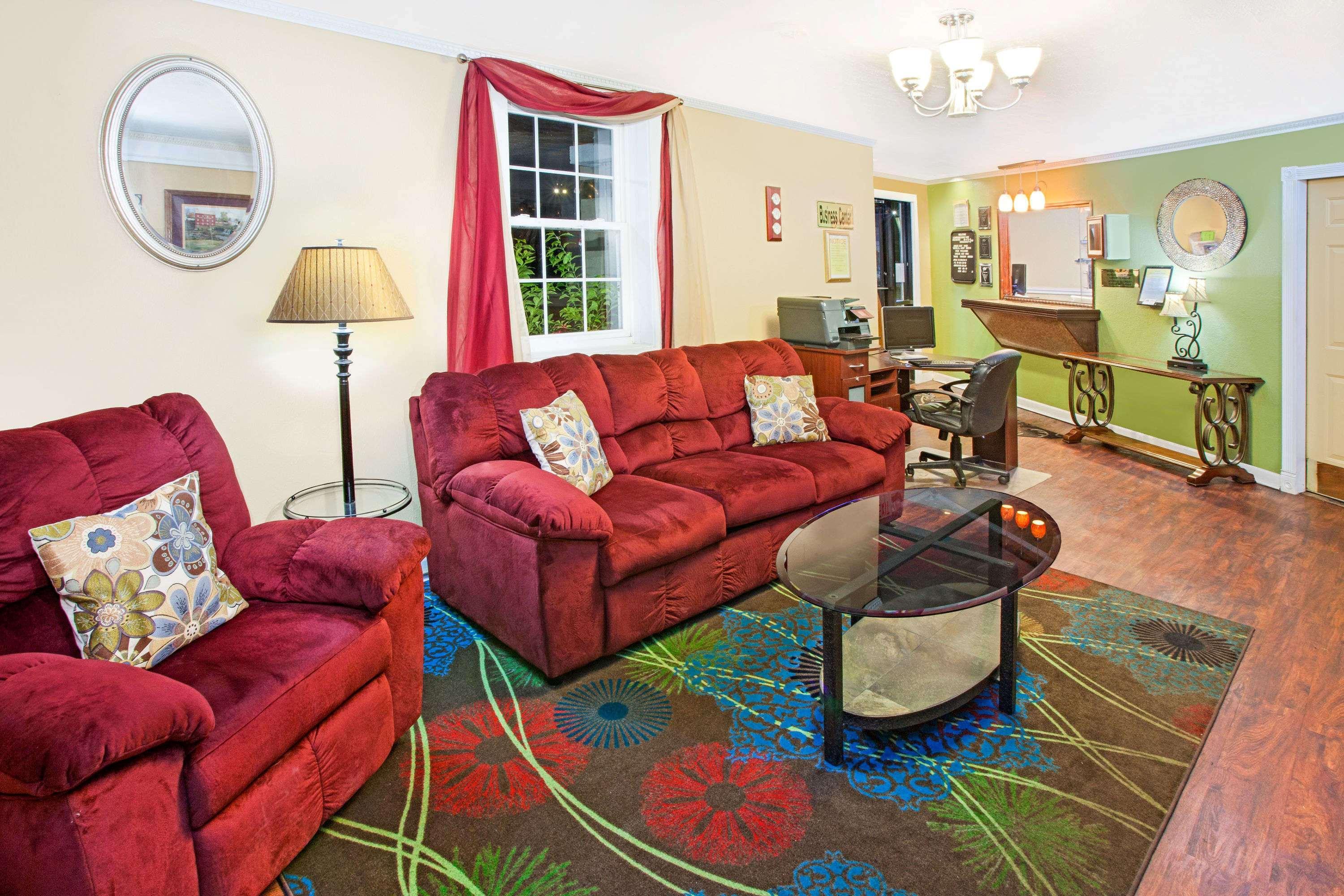 Days Inn & Suites By Wyndham Terre Haute Exteriör bild