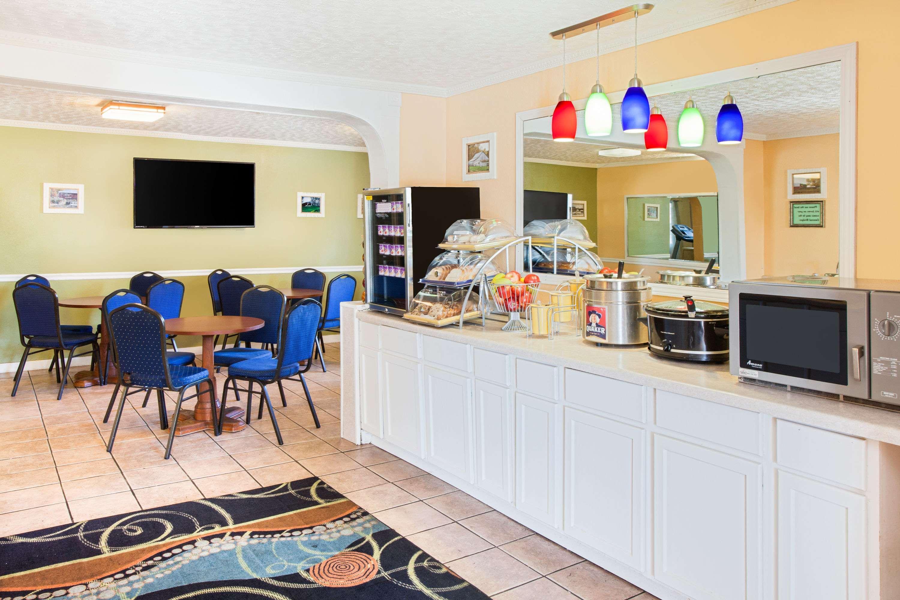 Days Inn & Suites By Wyndham Terre Haute Exteriör bild
