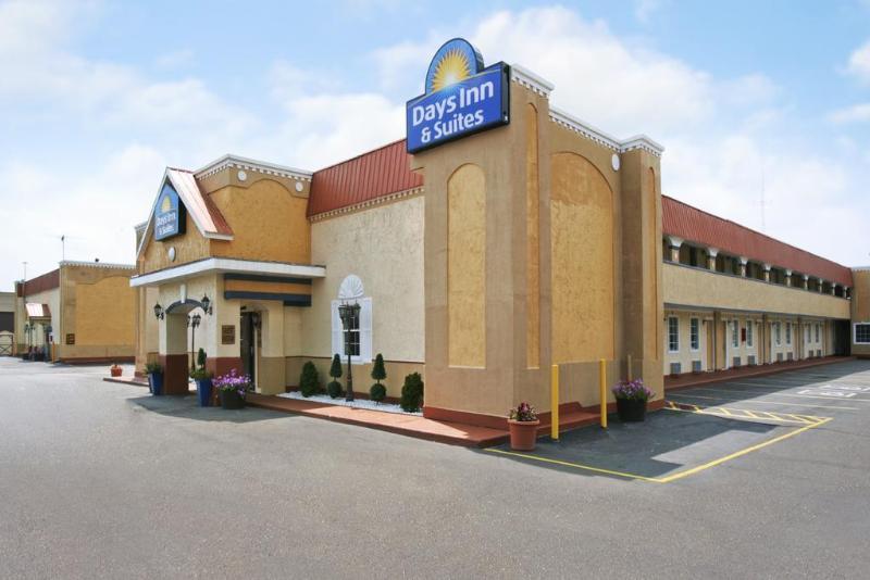 Days Inn & Suites By Wyndham Terre Haute Exteriör bild