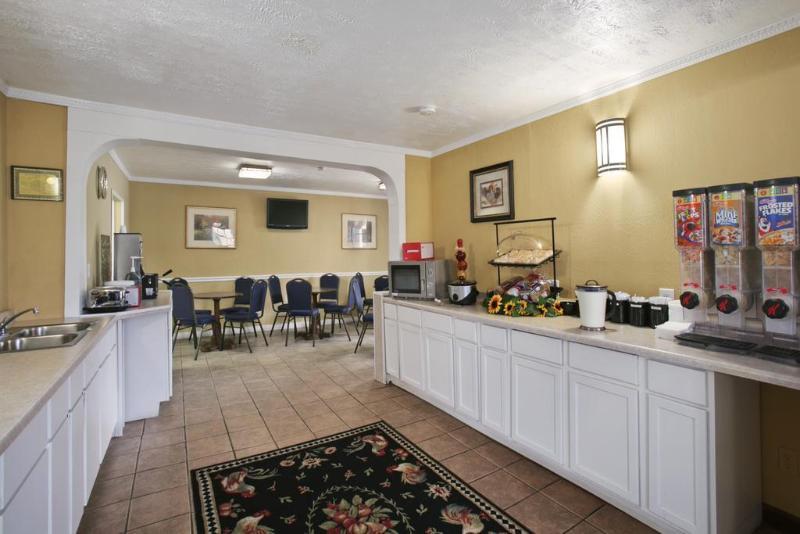 Days Inn & Suites By Wyndham Terre Haute Exteriör bild